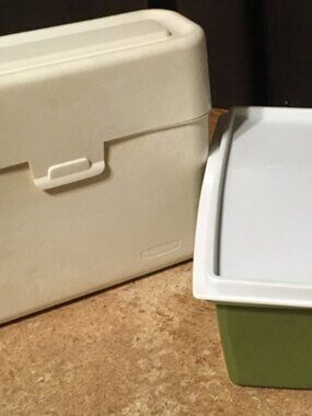 TWO RUBBERMAID OFFICE PRODUCTS 1994 BEIGE CONTAINER FLOWERS & J-3204 4 QUARTS GR